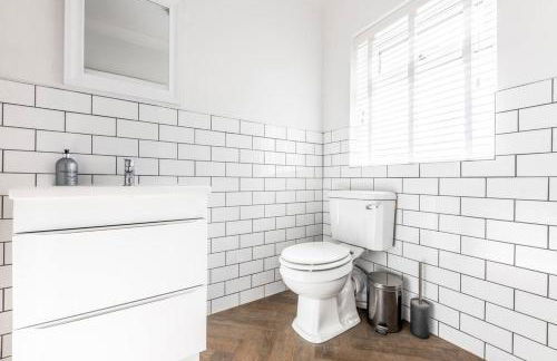 Stunning Property Seaviews, Private Pool & Parking - Photo 53