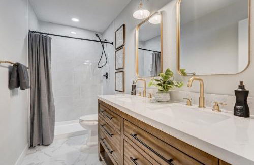 Secluded Westside Cottage - King Bed, Hot Tub, Views, Near Parks and Trails! - Foto 26