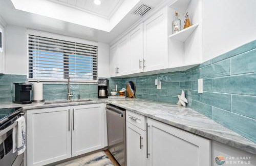 Ocean View Balcony just STEPS to the Beach with Pool, Parking and Wi-Fi! - Foto 12