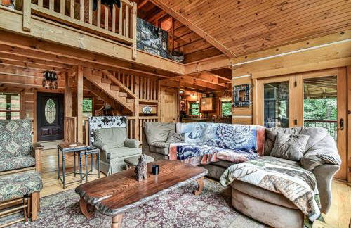 Stunning Mountain Cabin with Hot Tub and Game Room Near Asheville in Old Fort, NC - Foto 12