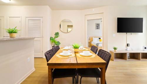 Comfort & Convenience in Trendy Crystal City Loft - Photo 4