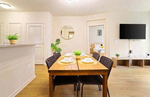 Comfort & Convenience in Trendy Crystal City Loft - Photo 4