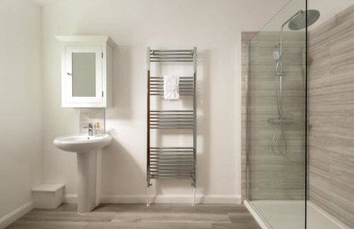 Goodwood - Modern Stay in Cotswolds with Hot Tub - Foto 25