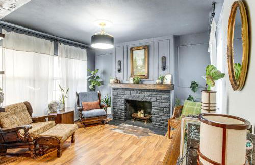 Updated and Charming! Waterloo Home with Patio - Foto 1