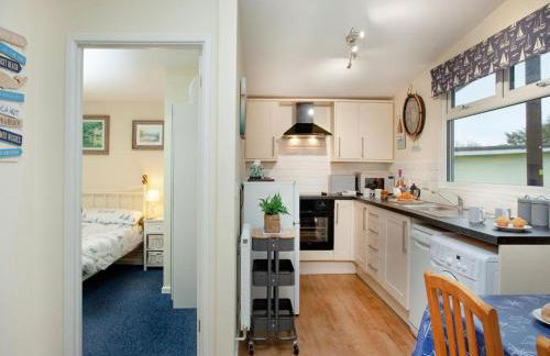 Sunnydaze-detached chalet with 2 bedrooms and 2 bathrooms and private parking outside door - Foto 9