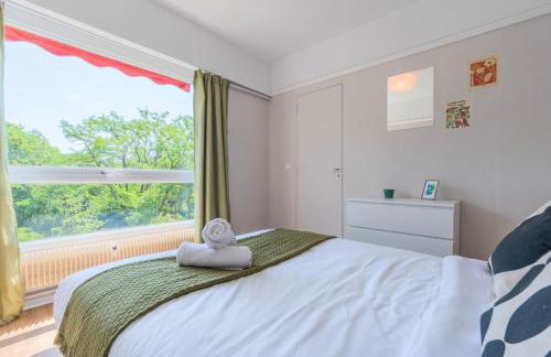 Spacious 3 bedroom apartment & private parking! - Foto 13