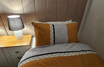 Glebe House - 2 Bedroom Luxury House that sleeps 6, with Free Private Parking, Easy Access to City Centre, and Near the Motorway - Photo 10