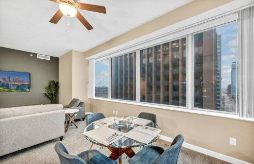 Luxury 13th Floor Condo: Downtown/ Parking 10 /Gym - Photo $