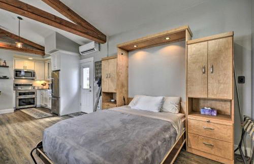 Travelers Retreat Studio with Patio and Yard! - Foto 17