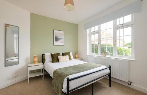 New Long Stays-4Bed-2Bath-Parking-By FabAccommodation - Foto 7