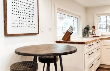 Stay Portland - The Graffiti Alley Tiny House - Food, Art & Beer - Photo 6