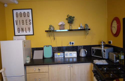 Cosy central 2 bedroom apartment - free parking - Foto 1