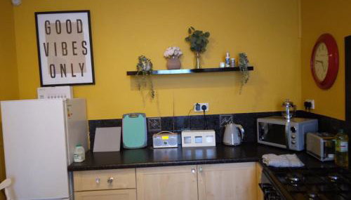 Cosy central 2 bedroom apartment - free parking - Foto 1