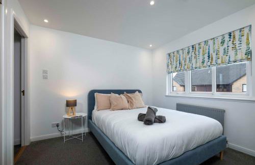 LANGLEY HOUSE Free Parking central LOCATION 5 bed all double with smart TV 3 BATHROOMS Loved by TRADES teams ideal for LONG STAYS contact langley cottages and apartments - Foto 7