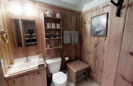 Grey Wolf Retreat by KABINO Sleeps 20 Commercial Kitchen Fire Pit WiFi Bunk Beds - Foto 49