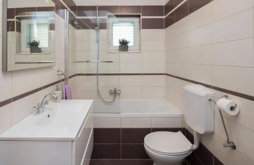 Seafront Villa Noah with heated pool - Foto 31