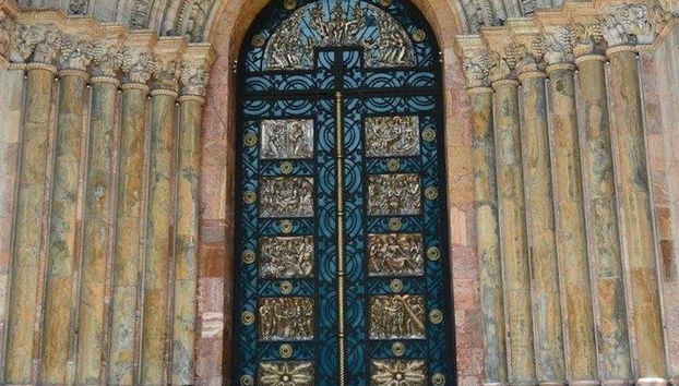 Porte principale de la cathédrale