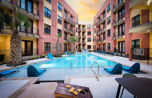 Cozy 2BR w Pool Gym Near Rvrwalk Dome Conv Ctr - Foto 34