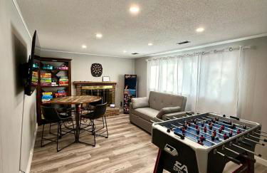 4 Bedrooms and 5 Beds with Game Room Only 5 min Drive to College and Perfect for Family's - Foto 1