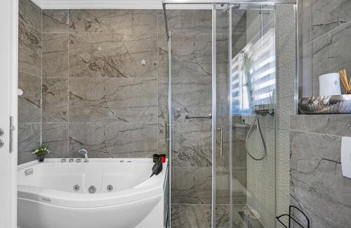 Villa VERONICA with CINEMA PROJECTOR by the HEATED POOL and JACUZZI - Foto 48