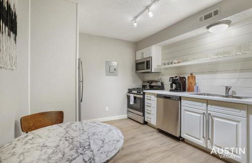 Amenity Heavy Serene Apt in Convenient Location - Photo 38