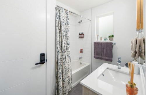 NEW! Central Ballard 3BR Townhome Fits 8 Free Parking AC Family Friendly - Foto 18