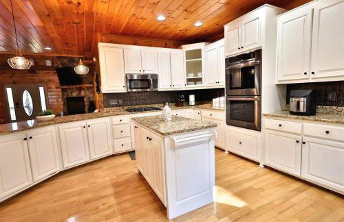 Luxury Cabin with Heated Pool, Hot-Tub & Deluxe Outdoors - Photo 19