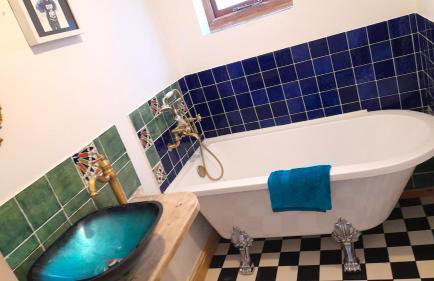 Lovely artist's home ecently refurbished - Photo 30