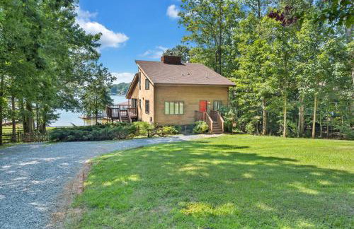 Lakeside Lodge - Lakefront home with private dock & hot tub - Foto 14