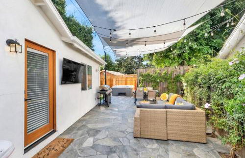 Modern Cottage, Hot Tub, Bistro Patio, Putting Green, Walk to All! - Foto 22