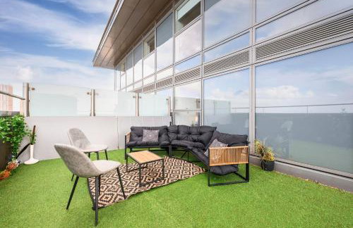 Penthouse Skyline – 2BR, Massive Terrace Retreat - Foto 5