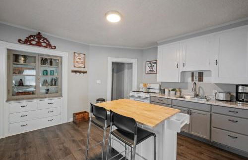 Stylish First Floor Apartment w Private Front Porch - Photo 7