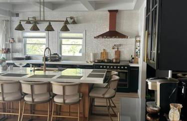 The Most Desired Summer Retreat with Private Pool Just 5 Minutes from the Beach - Foto 3