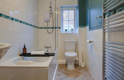 Central 3-Bedroom House Sleeps 5 with Parking - Foto 11