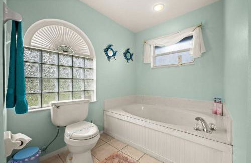 Sunny Oasis Getaway -Heated Pool-Mini Golf-Near Beach - Foto 34