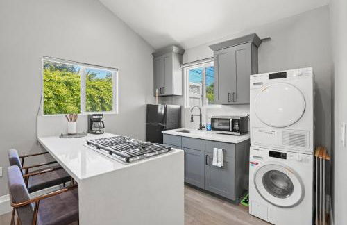 New Modern Cozy Guest House, Parking, Pet Friendly in Mar Vista! - Photo 3