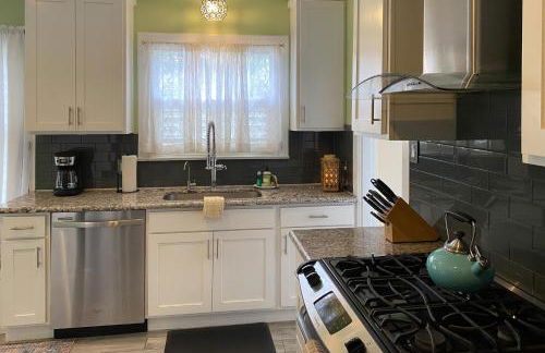 Charming home with pool, enclosed yard, patio & great Woodlawn Lake location - Foto 13