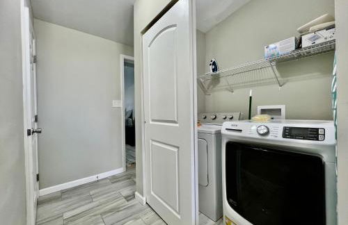 Charming 4BR Home in Liberty Township w Large Deck - Foto 9