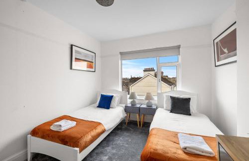 Substantial 5 bedroom townhouse with disabled access apartment, private off road parking space with EV point from 15th April 26, jaccuzi bath, Netflix and Wifi, near Argyle, boutique shops eateries and pubs - Foto 46