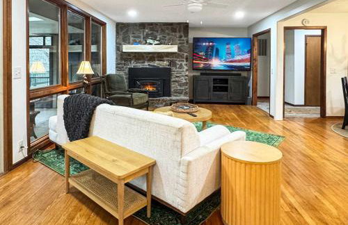 Riverfront Retreat - Right next to the White River - Foto 3