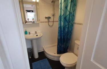 Lovely private studio room with own kitchen and bathroom. Set in the popular area of Shiphay in Torquay and only a short walk from Torbay Hospital - Foto 10