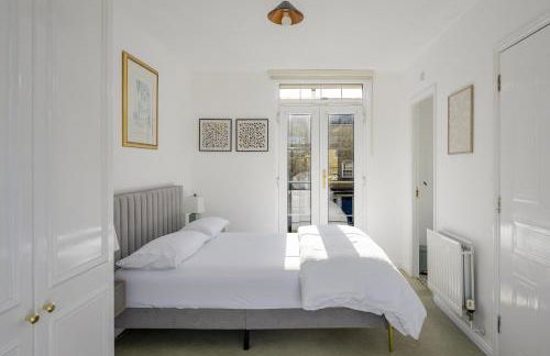 Luxurious 3 Bed House with Free Parking, Sky TV, Movies & Netflix - Foto 18