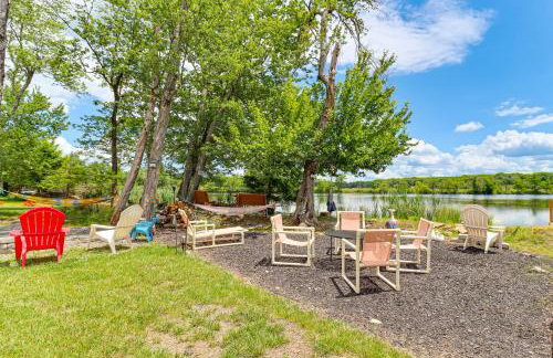 Lakefront Pocono Retreat w/ Hot Tub & Movie Hub - Foto 42
