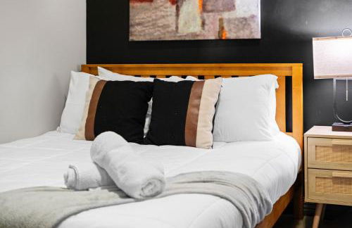 Stunning Downtown Apartment with Pool, Laundry, Parking - Foto 16