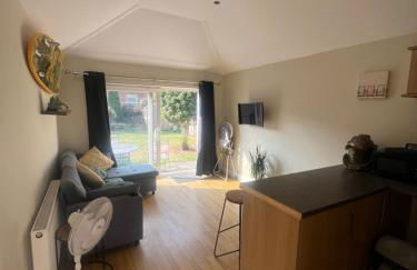 Open plan flat with large garden close to beach - Photo 7