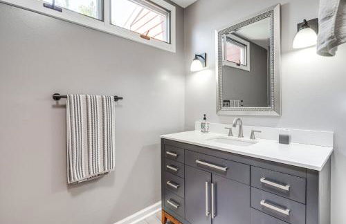 Walk to Main St Hendersonville Chic Home with Yard - Foto 16