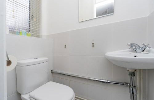 Open Mind Property - 3 Bed Home with Free Parking - Foto 9