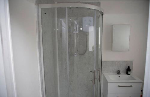 PrimeLuxe Stays - Modern 1BR Apartment with Private Garden Sleeps 4 Near ExCeL and London City Airport - Photo 3