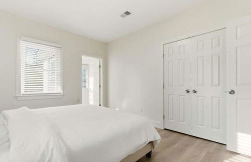 New Modern Updated Secure and Private Home - Foto 30