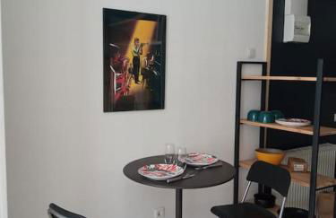 CHARMANT STUDIO à 2 pas de NAVAL GROUP au coeur d une rue commerçante - Foto 13